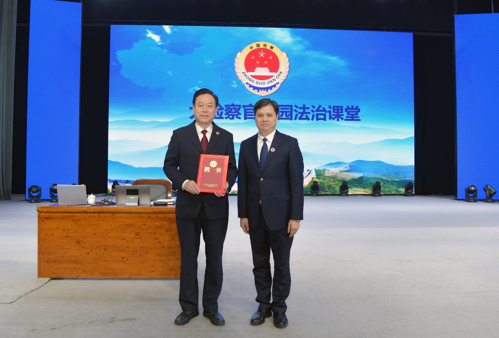 7重庆八中校长周迎春为重庆市人民检察院检察长贺恒扬颁发法治副校长聘书 _调整大小.jpg